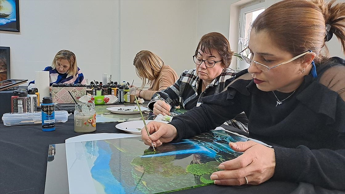 Unutulmaya Yüz Tutan Cam Altı Resim Sanatı, Kursiyerlerin Emeğiyle Geleceğe Taşınıyor