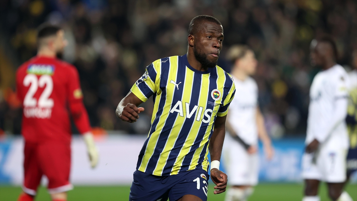 Valencia Attı, Fenerbahçe Farklı Kazandı