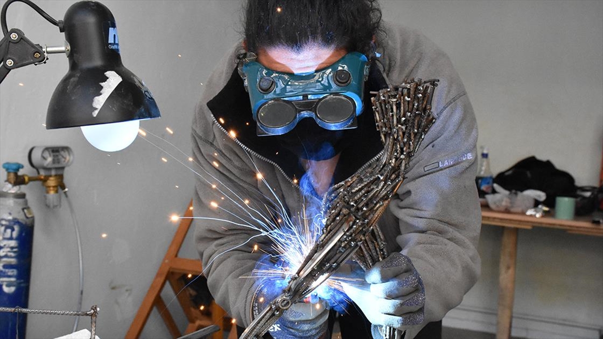 Güzel Sanatlar Öğrencisi Duvarları Renklendirip, Atık Malzemeleri Sanat Eserine Dönüştürüyor