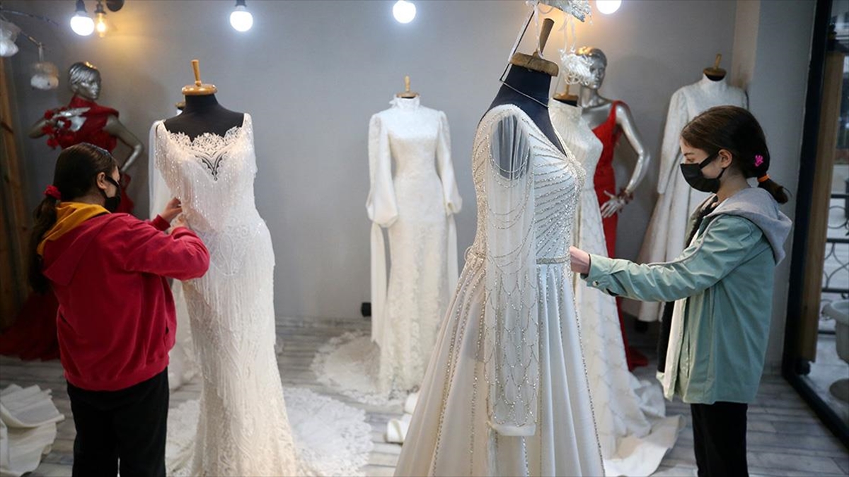 Düzce'de Eğitime Kazandırılan İki Kız Kardeş Aynı Zamanda Meslek Öğreniyor