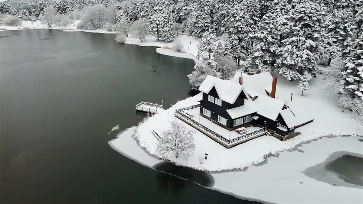 Gölcük Tabiat Parkı, Ziyaretçilerini Kar Yağışı Altında Ağırlıyor