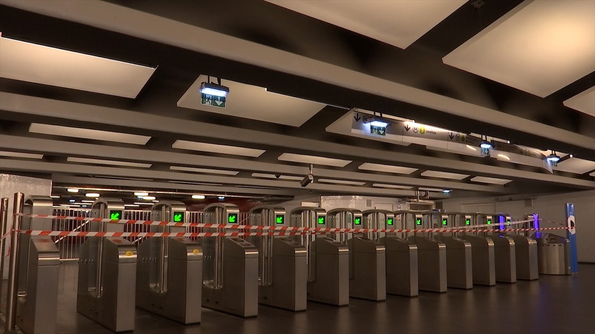 Fransa'da Tartışmalı Emeklilik Reformu Karşıtı Grev Ve Gösteriler Başladı