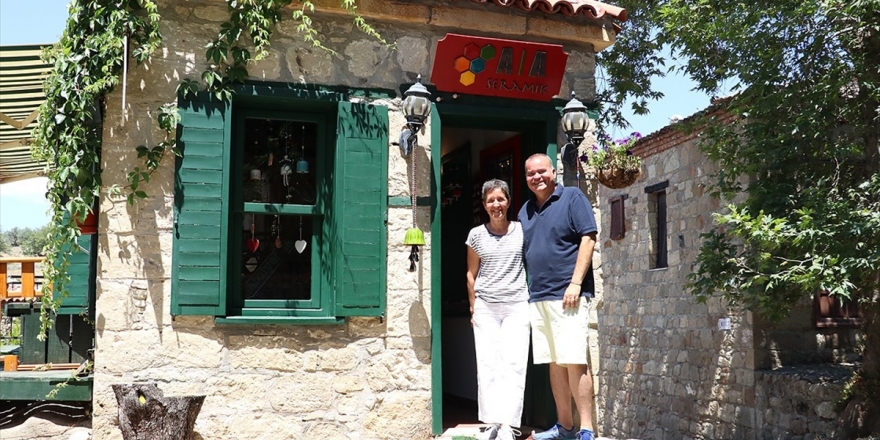 Televizyonculuğu Bırakıp 'Arı Vızıltısı' Dinlemek İçin Köye Yerleşti