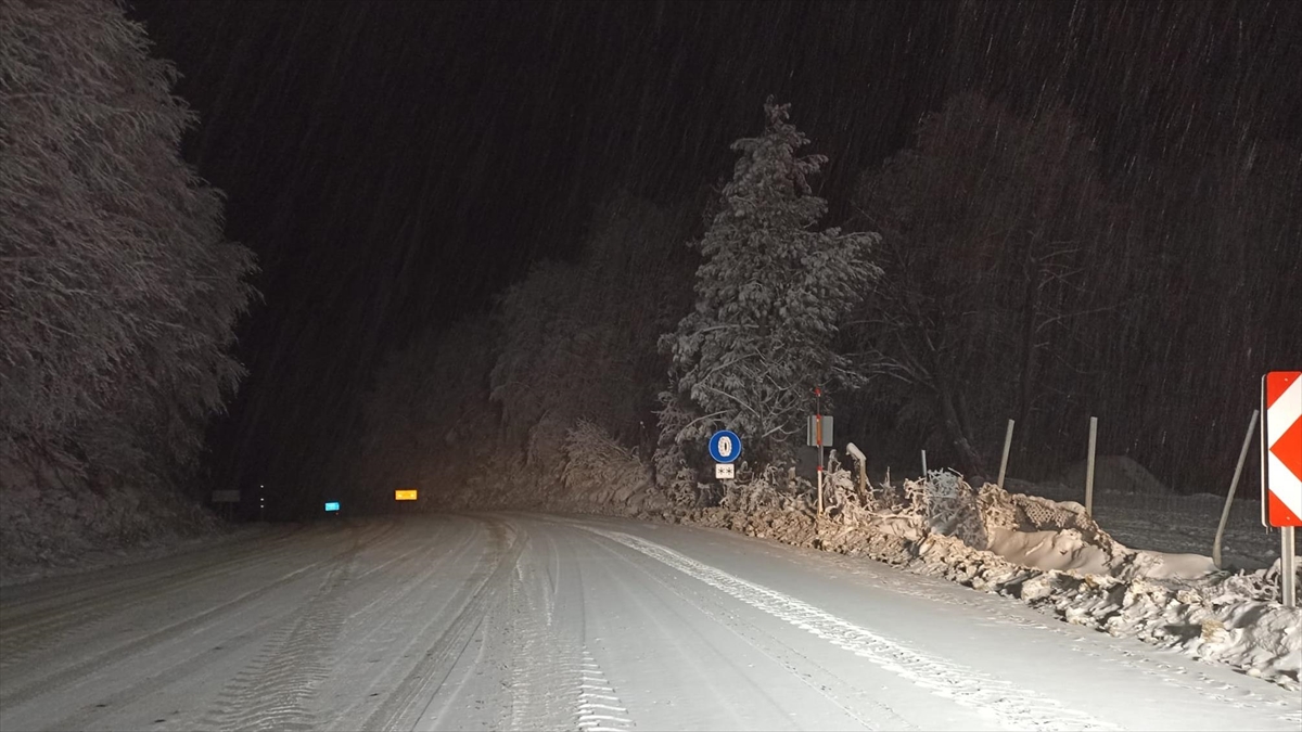 Domaniç-İnegöl Kara Yolunda Kar Ulaşımda Aksamaya Neden Oluyor