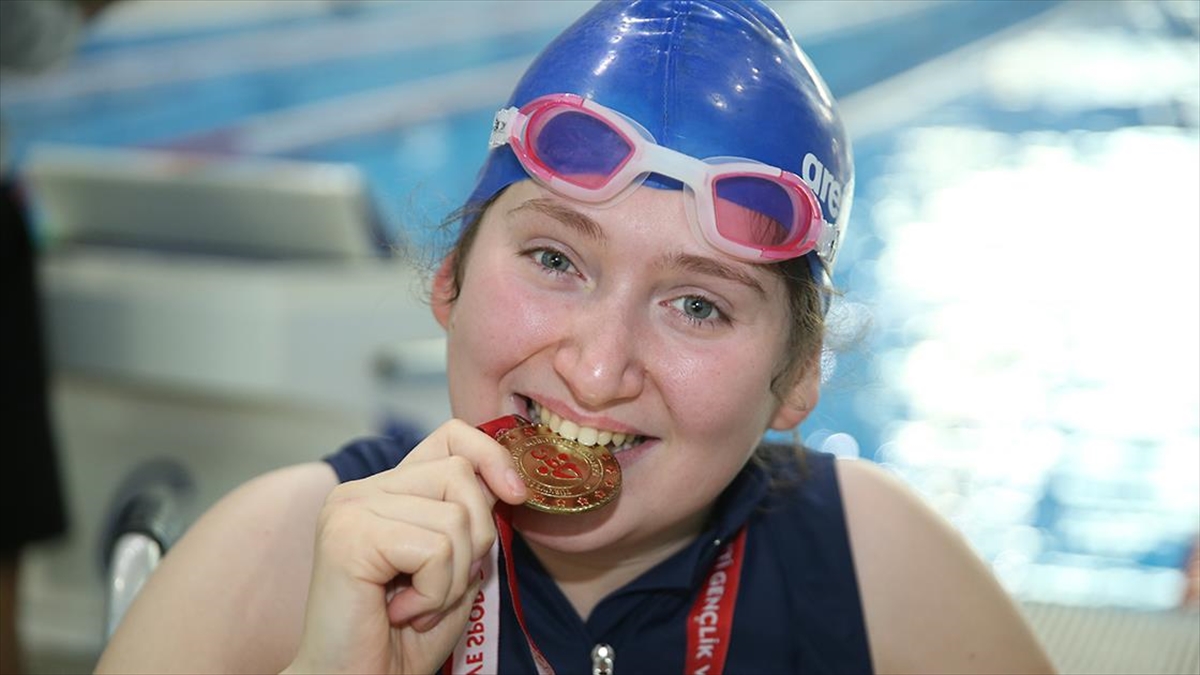 Tedavi Amacıyla Başladığı Yüzmede 20 Madalya Kazandı