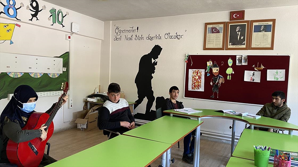 Görme Engelli Öğretmen Zihinsel Engelli Öğrencilerine Gitarı Ve Şarkılarıyla Ulaşıyor
