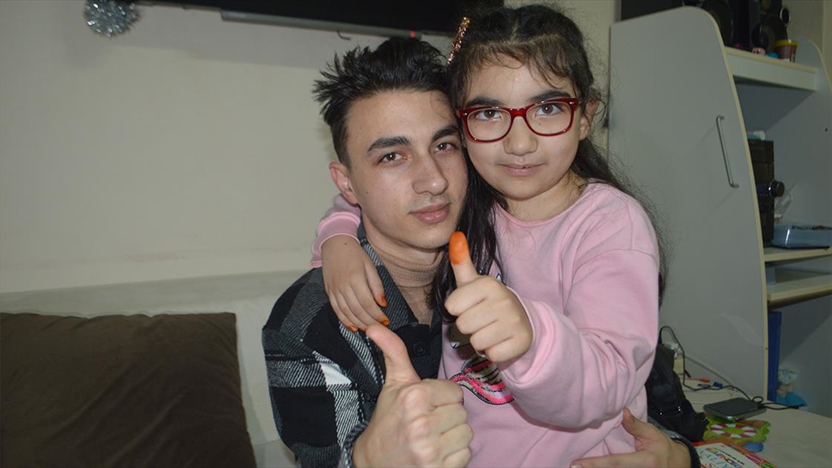 Kök Hücresiyle Hayata Tutunduğu Otizmli Kardeşinin Üzerine Titriyor