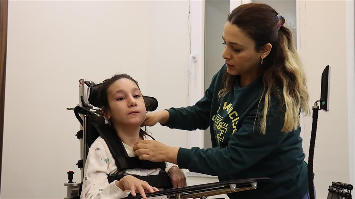 14 Yaşındaki Yaren Robotik Cihazda Adım Atmaya Başladı