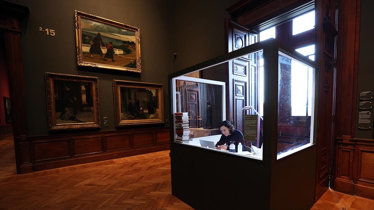 Kitap Yazmak İçin Cam Odaya Kapandı