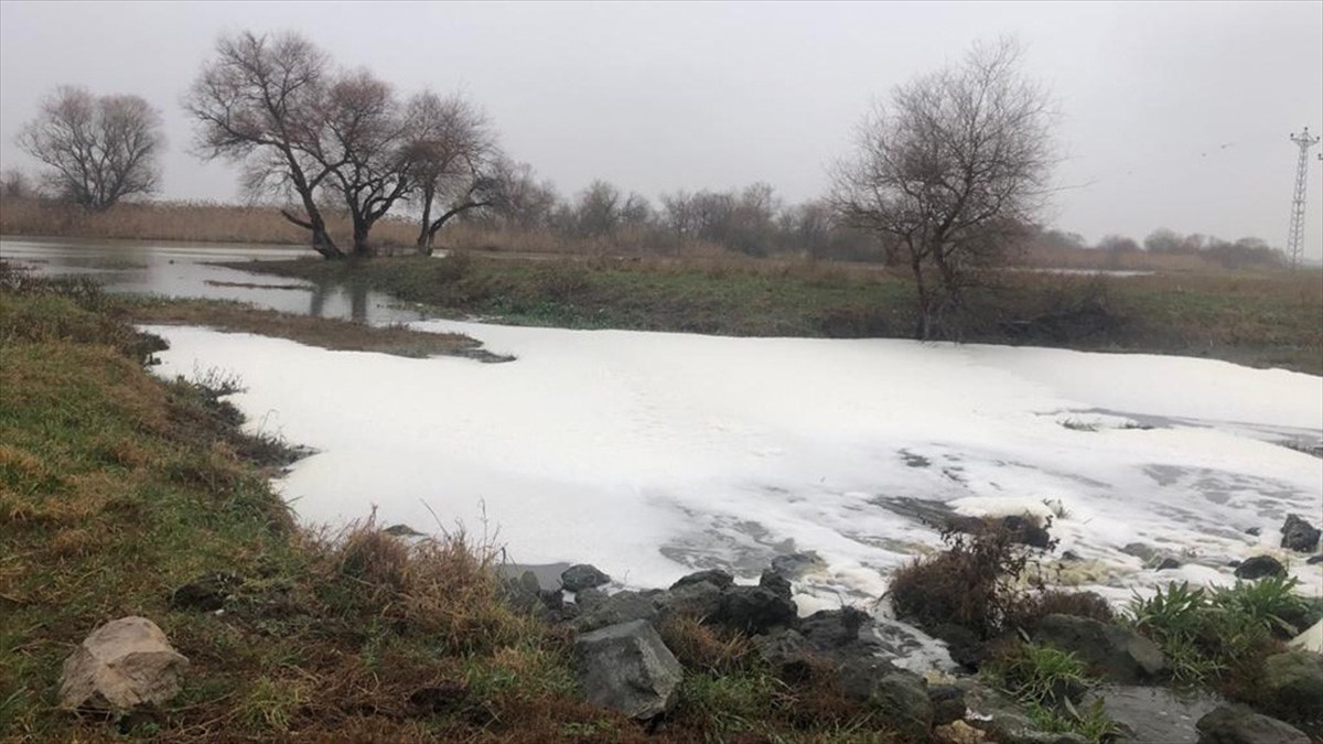 Bursa'da Uluabat Gölü Havzasındaki Sulama Kanalında Köpüklenme Oluştu