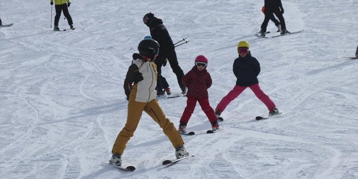Kartalkaya'da Tatilciler Kayak Ve Snowboard Yaparak Eğlendi