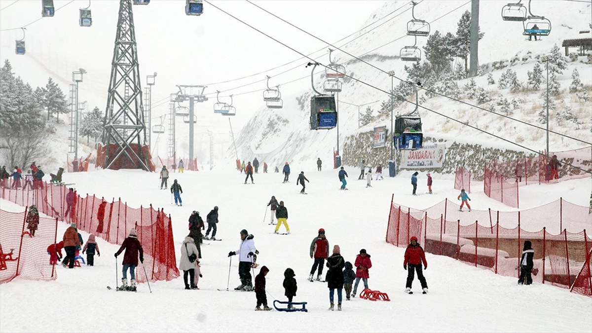 Kayak Merkezlerinde En Fazla Kar Kalınlığı 103 Santimetreyle Palandöken'de Ölçüldü