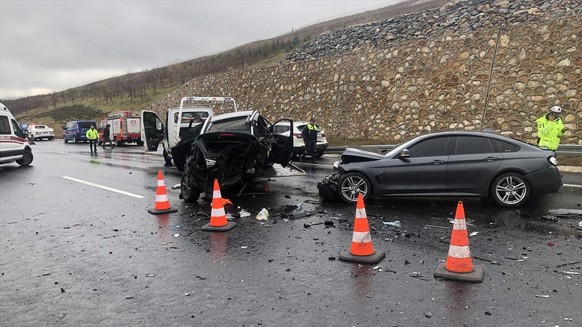 Bursa'da Zincirleme Trafik Kazasında 4 Kişi Öldü, 6 Kişi Yaralandı