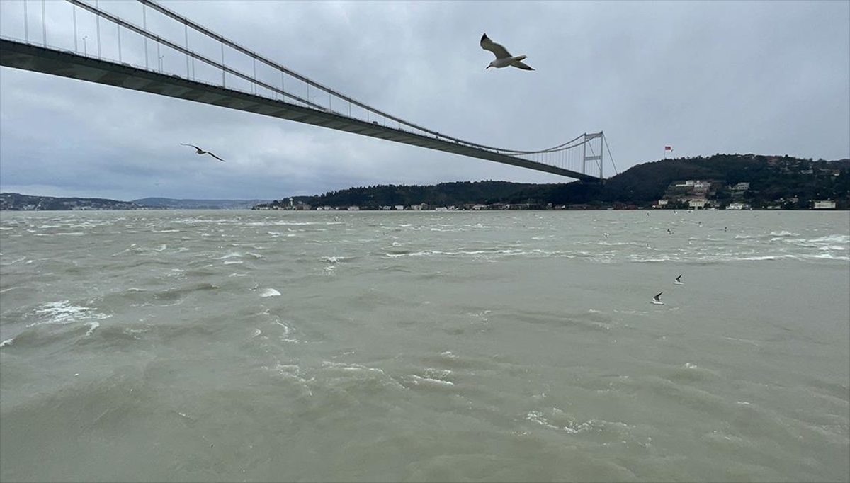 İstanbul Boğazı'nda Suyun Rengi Yağışla Kahverengi Oldu