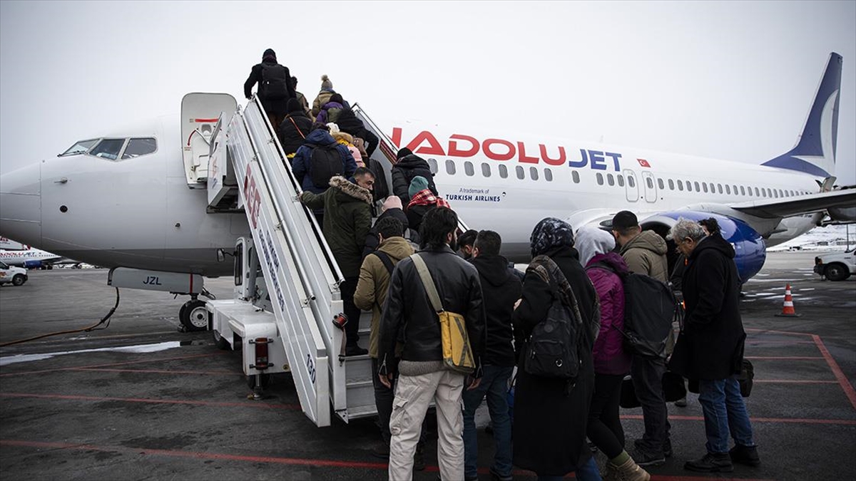 Ankara'dan 300 Sağlık Personeli Havayolu İle Deprem Bölgesine Gönderildi