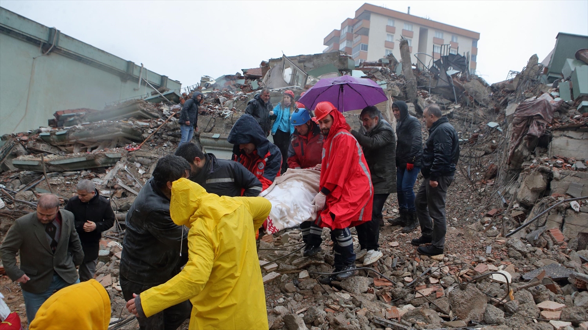 Kahramanmaraş'ta Bir Apartmanın Enkazından Anne Ve Kızı Kurtarıldı