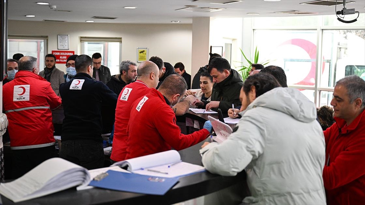 İzmir, Eskişehir Ve Kırşehir'den Deprem Bölgesine Kan Bağışı