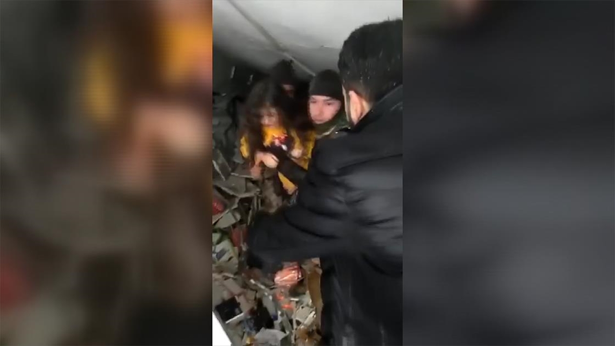 Malatya'da Özel Harekat Polisleri, 5 Kişiyi Enkazdan Çıkardı