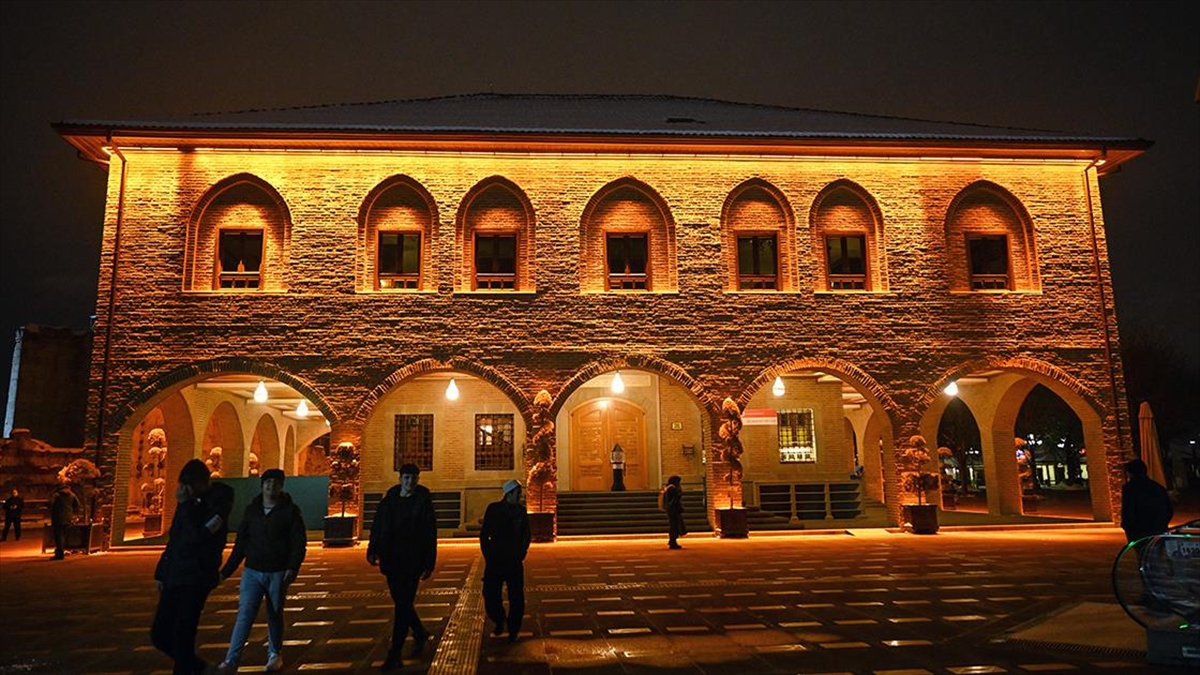 Depremde Hayatını Kaybedenler İçin Ülke Genelindeki Camilerde Sela Okundu