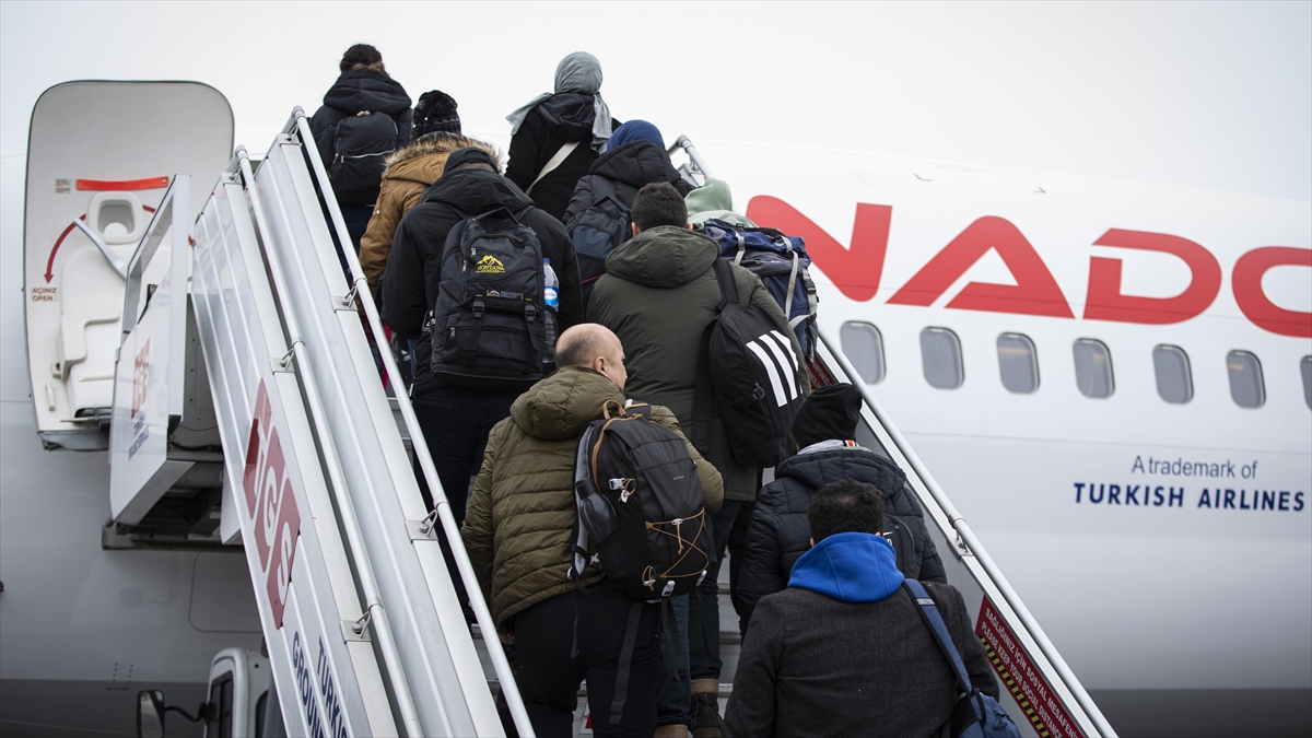 Tunceli'de Vatandaşlar Geceyi Geçici Barınma Tesislerinde Geçiriyor