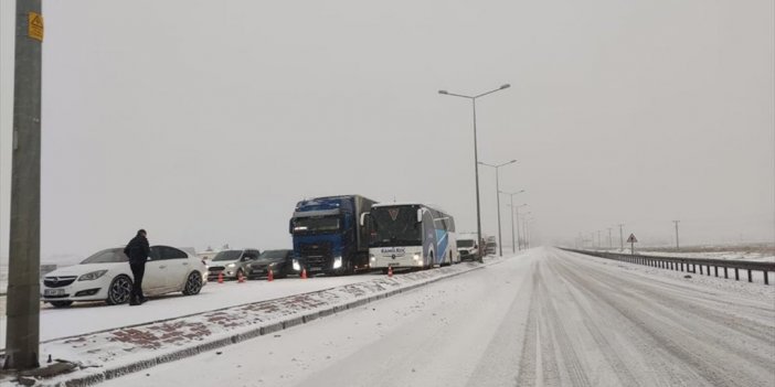 Konya'da Kar Çevre İllere Ulaşımı Aksatıyor
