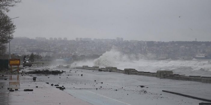 Samsun'da Dalgalar Sahilde Hasara Neden Oldu