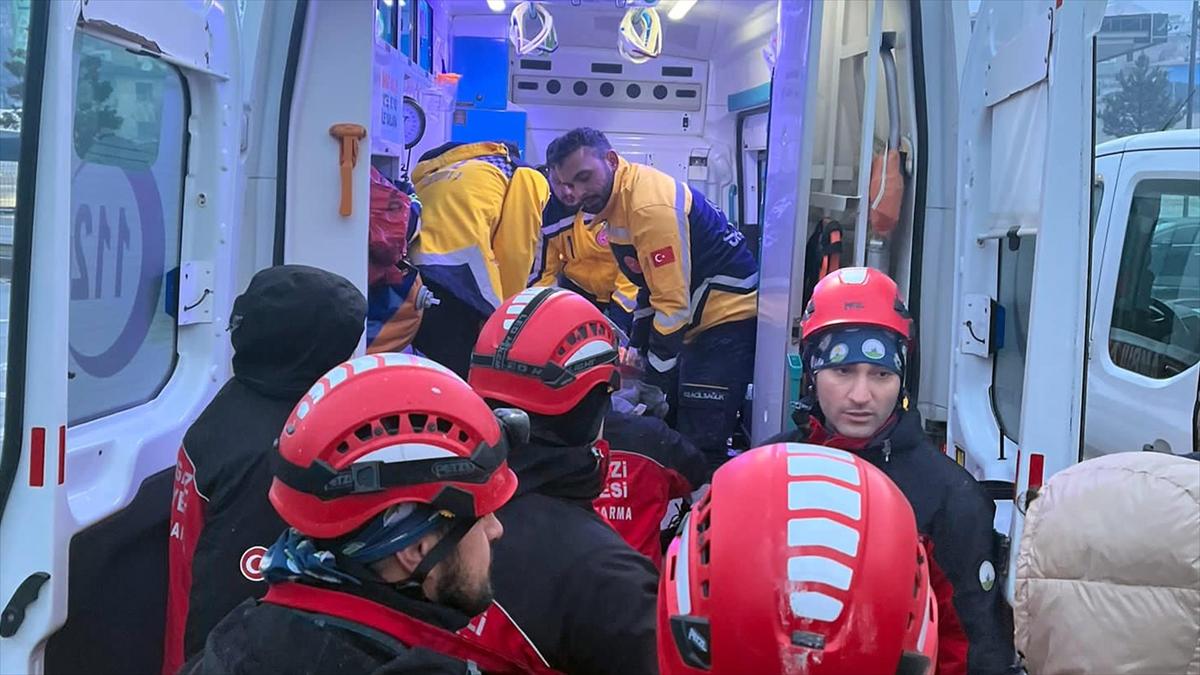 Kahramanmaraş'ta Genç Kız Depremden 28 Saat Sonra Kurtarıldı