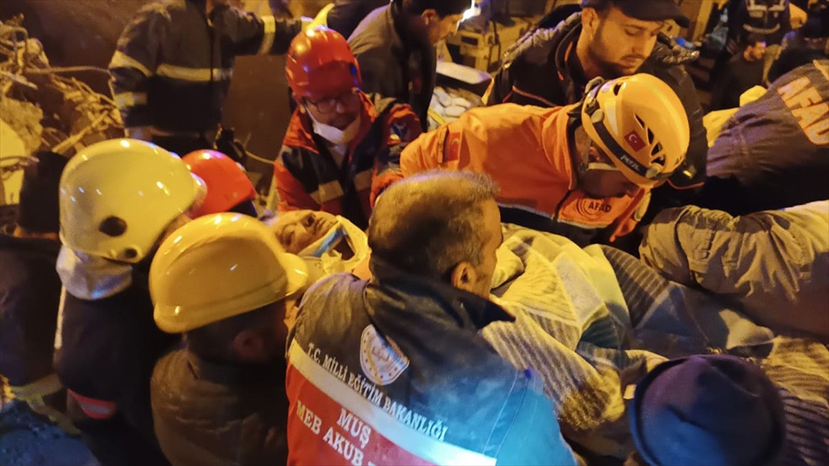 Siirt'ten Deprem Bölgesine Giden Ekip, Diyarbakır'da Enkaz Altından 5 Kişiyi Kurtardı