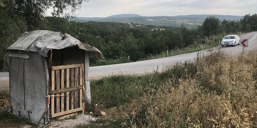 Yol Kenarında 'Tek Kişilik Mescit'
