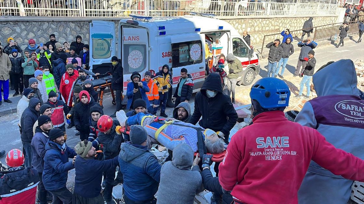 Kahramanmaraş'ta Enkaz Altında Kalan Kadın, 58 Saat Sonra Kurtarıldı