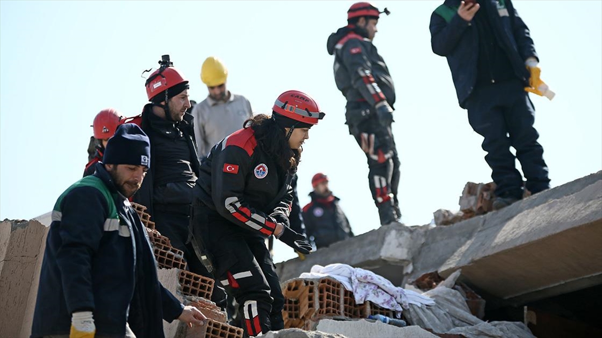 Ekipler Bir Can Daha Fazla Kurtarmak İçin "Derin Sessizlik" Çağrısı Yapıyor