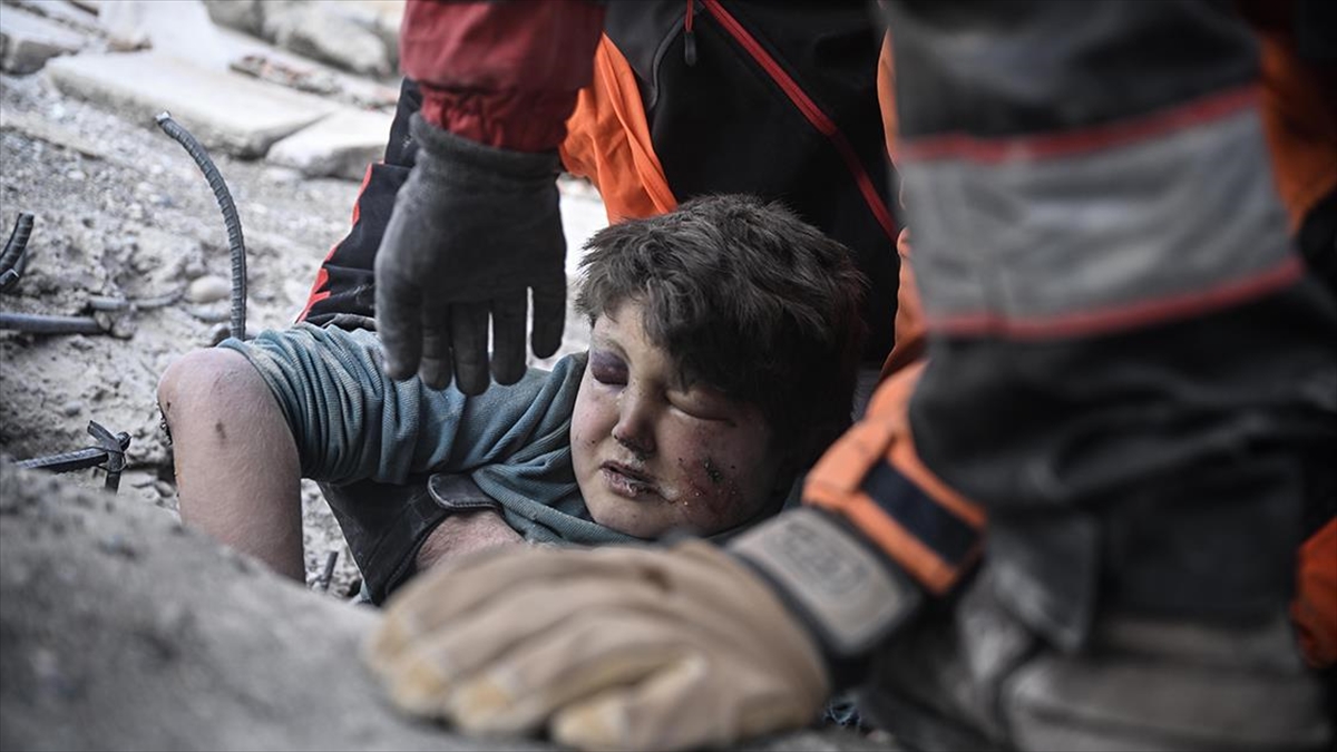 Adıyaman'da 12 Yaşındaki Çocuk Enkazdan "Futbol Sohbeti" Eşliğinde Çıkarıldı