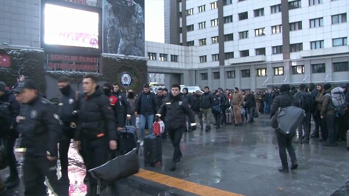 İstanbul'dan Gönüllü Polisler Deprem Bölgelerine Gitmeye Devam Ediyor