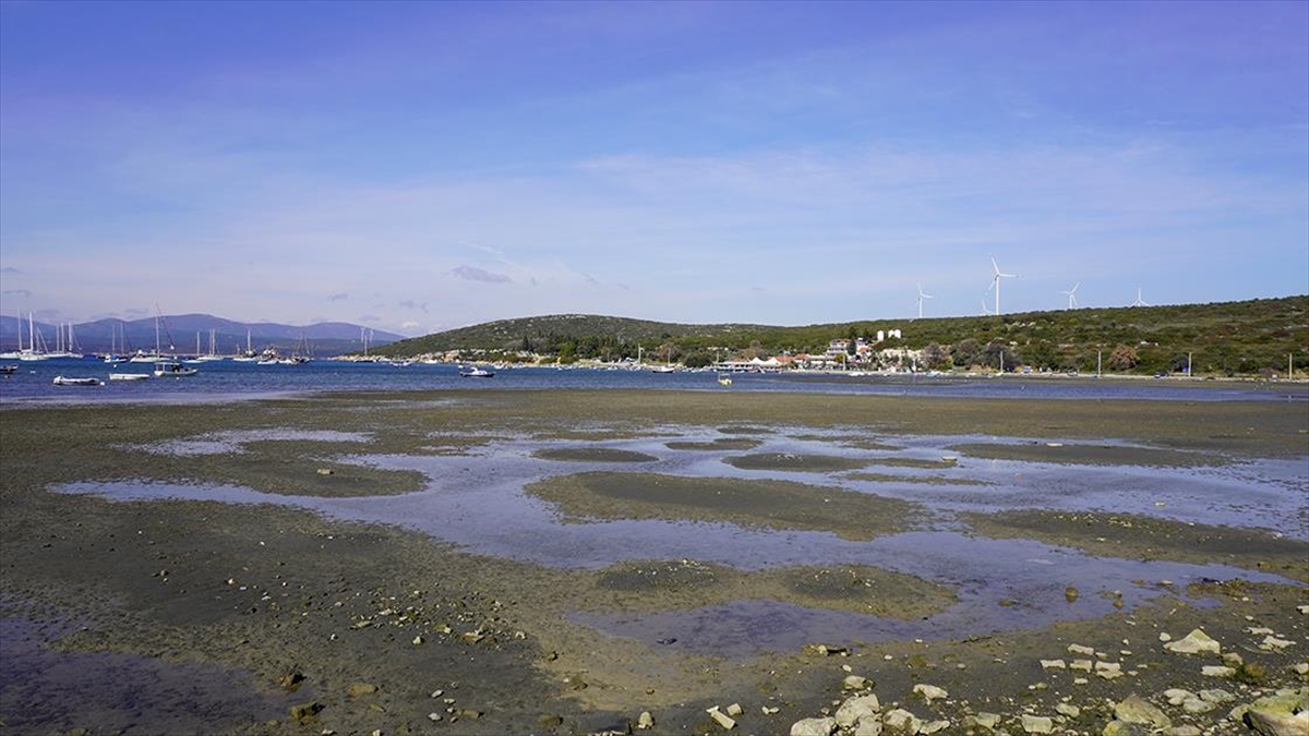 Seferihisar'da Deniz 30 Metre Çekildi