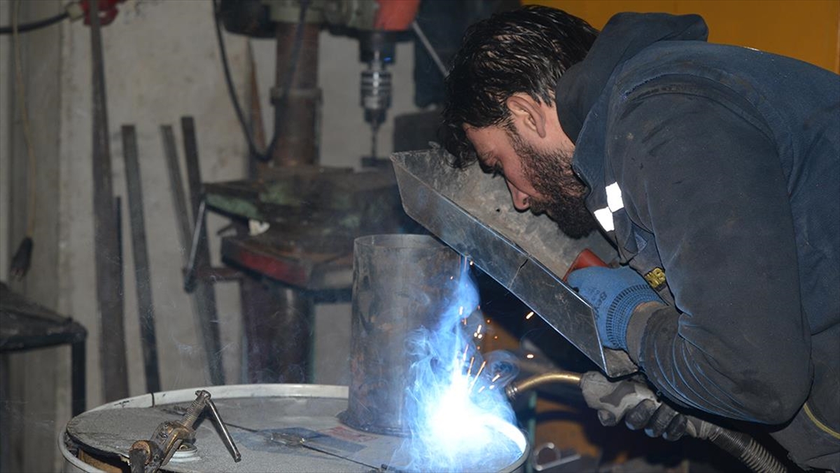 Manisa'da Bir Firma Depremzedeler İçin Varillerden Soba Yapıyor