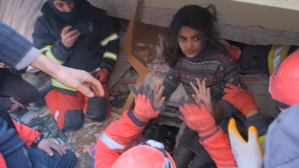 Hatay'da Enkaz Altında Kalan Kız Çocuğu, 84 Saat Sonra Kurtarıldı