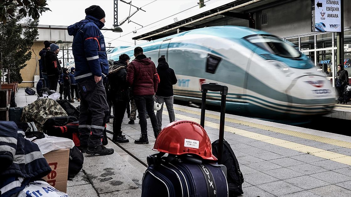 İstanbul'dan Gönüllüler Demir Yoluyla Da Deprem Bölgesine Sevk Ediliyor