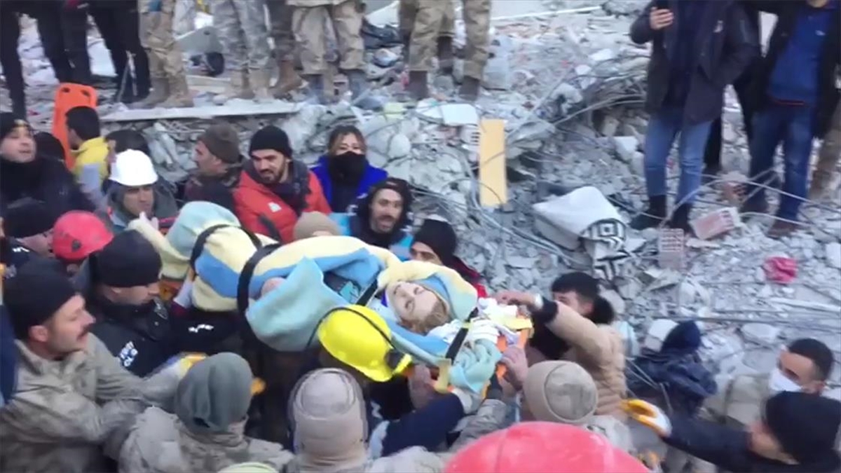 Malatya'da 15 Yaşındaki Çocuk 85 Saat Sonra Enkazdan Sağ Çıkarıldı