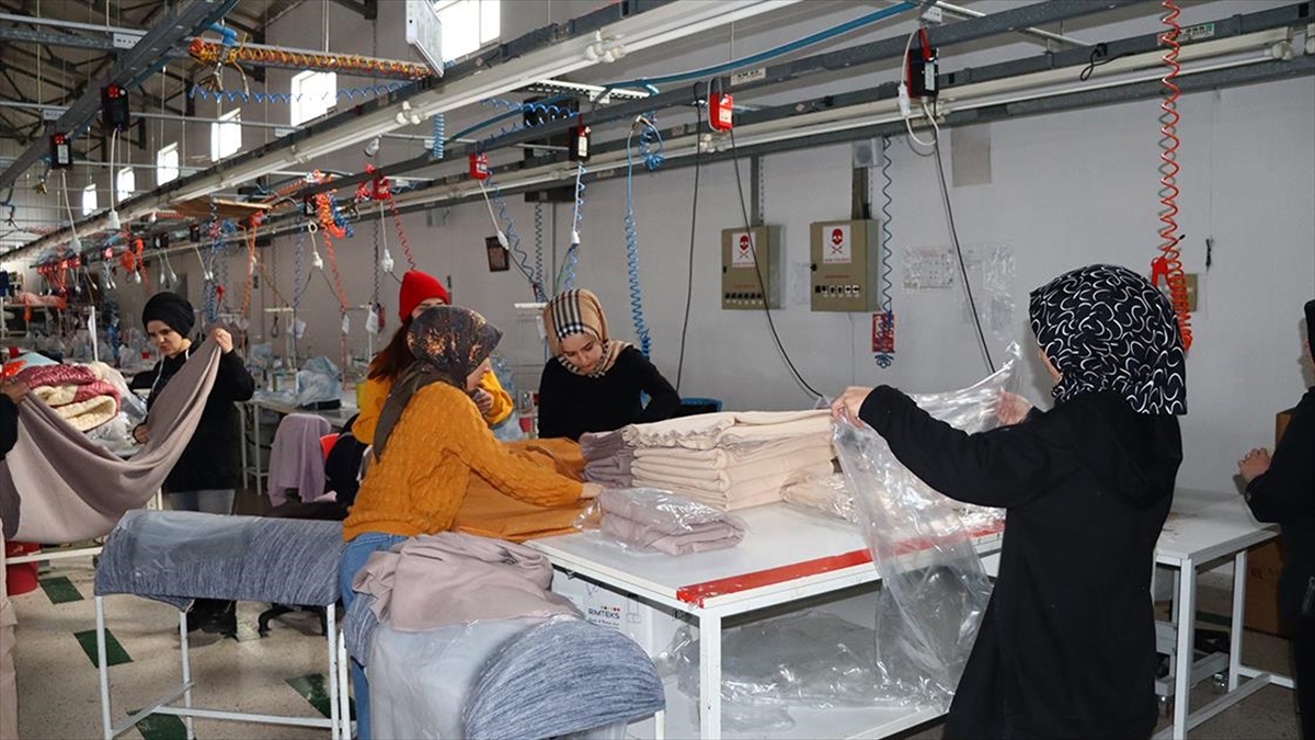 Bolu'da Gönüllüler, Depremzedeleri Sıcak Tutmak İçin Çabalıyor