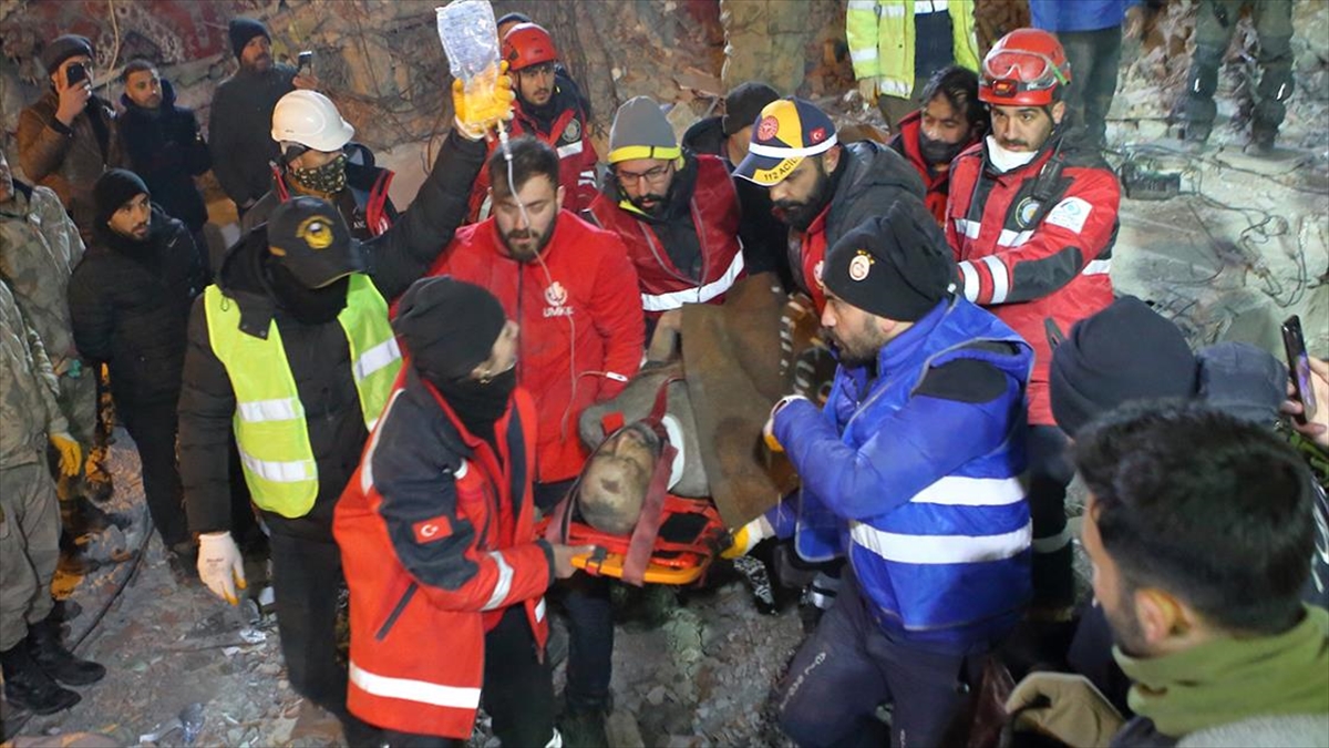 Adıyaman'da Bir Kişi Enkazdan 87 Saat Sonra Kurtarıldı