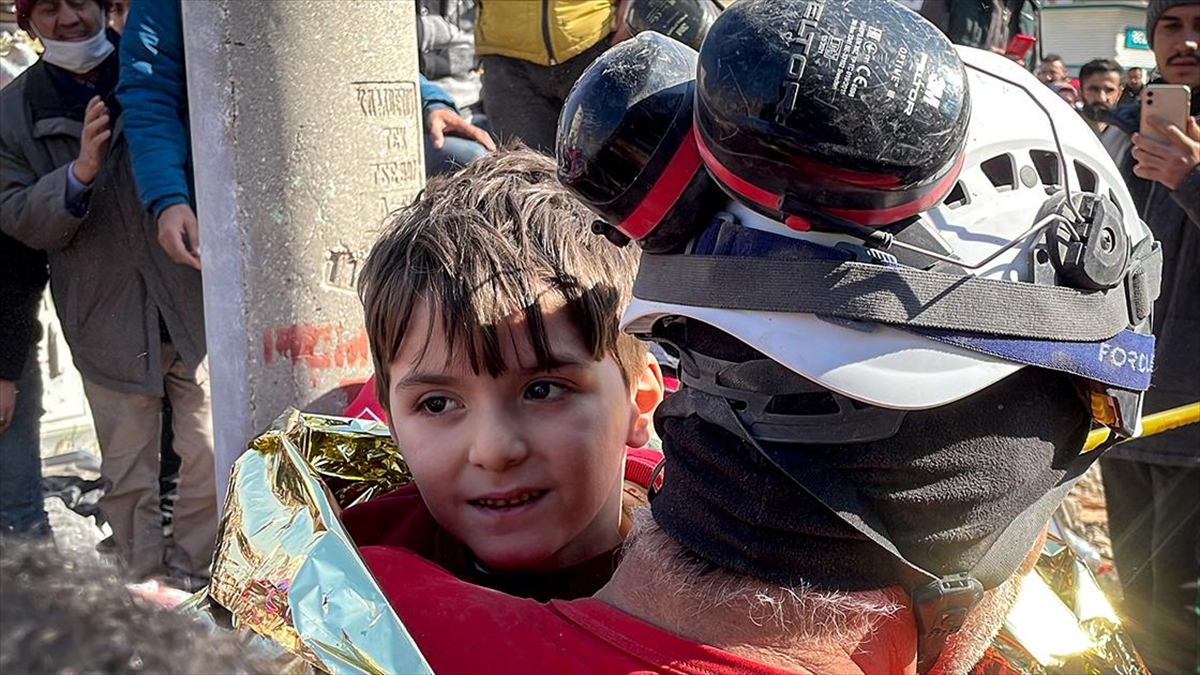 Hatay'da 5 Kişilik Aile 88 Saat Sonra Enkazdan Kurtarıldı