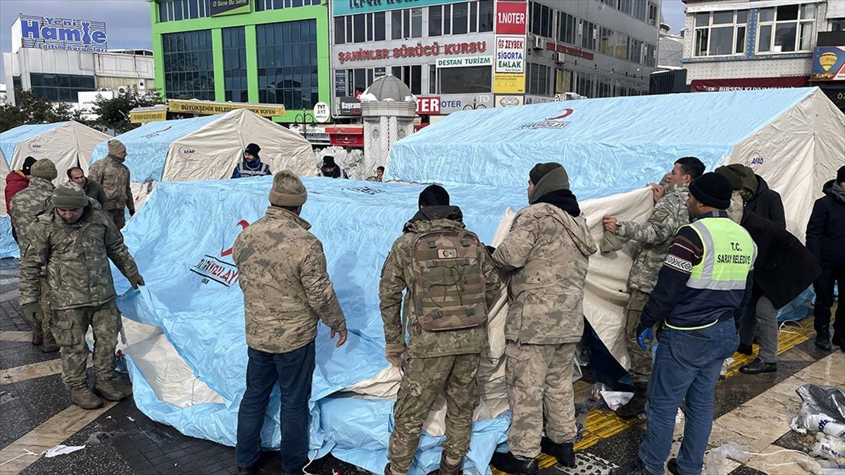 Malatya'da Depremzedeler İçin Afad Tarafından Çadır Kurulumu Sürüyor
