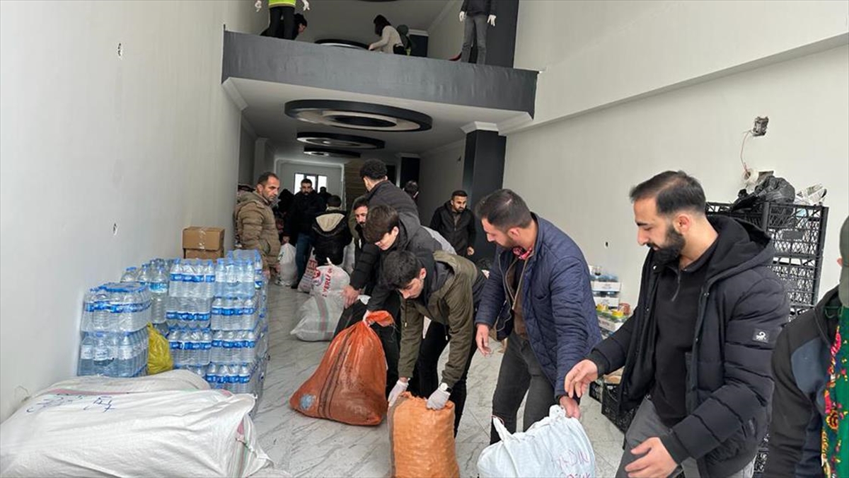 Van, Hakkari, Bitlis Ve Muş'ta Deprem Bölgesine Yardımlar Sürüyor