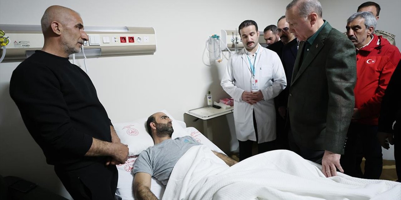 Cumhurbaşkanı Erdoğan, Kilis Devlet Hastanesi'nde Tedavi Gören Depremzedeleri Ziyaret Etti