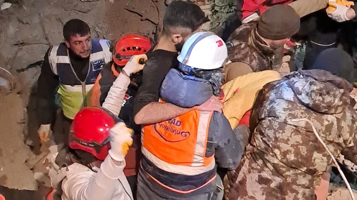 Gaziantep'te Enkaz Altında Kalan Adnan 94 Saat Sonra Kurtarıldı