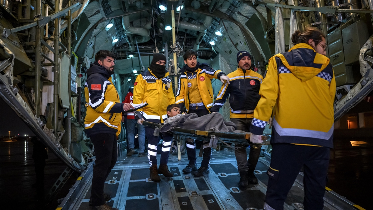 Adana'dan 80 Depremzede Askeri Uçakla İstanbul'a Getirildi