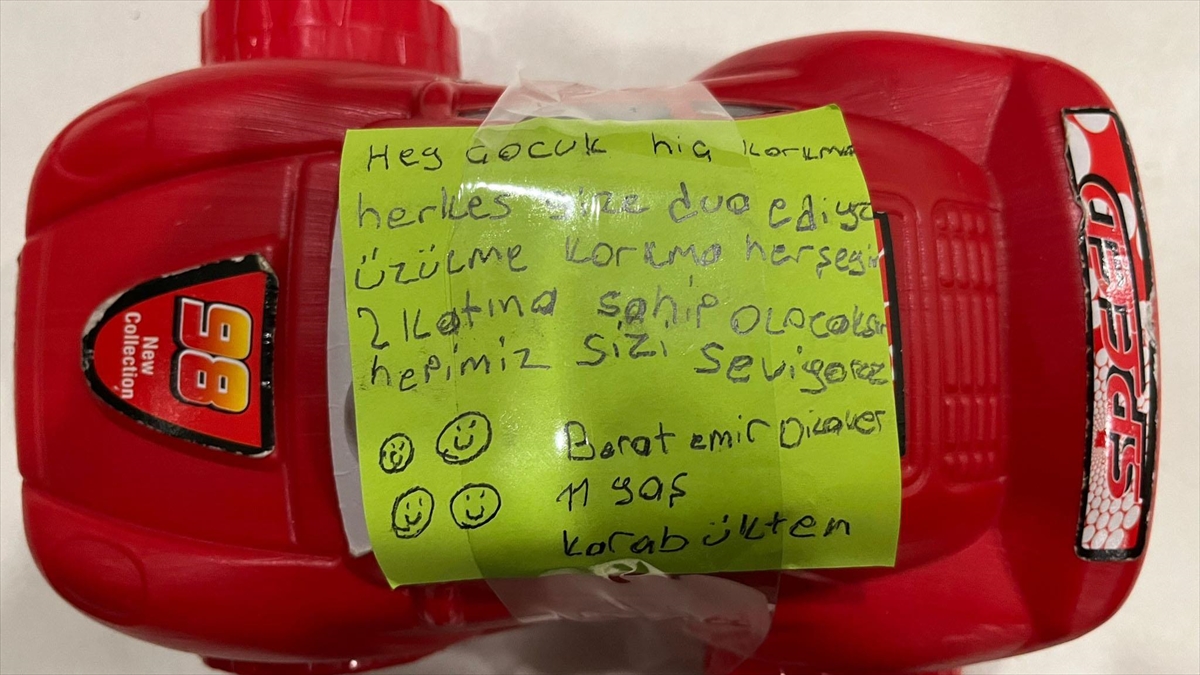 Deprem Bölgesine Oyuncaklarını Gönderen Çocukların Notları Yüreklere Dokunuyor