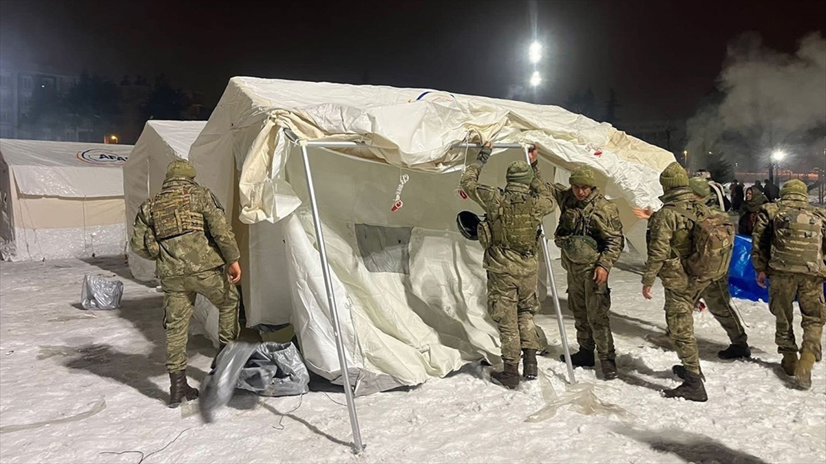 Mehmetçik Deprem Bölgesindeki Vatandaşlara Yardım Elini Uzatmaya Devam Ediyor