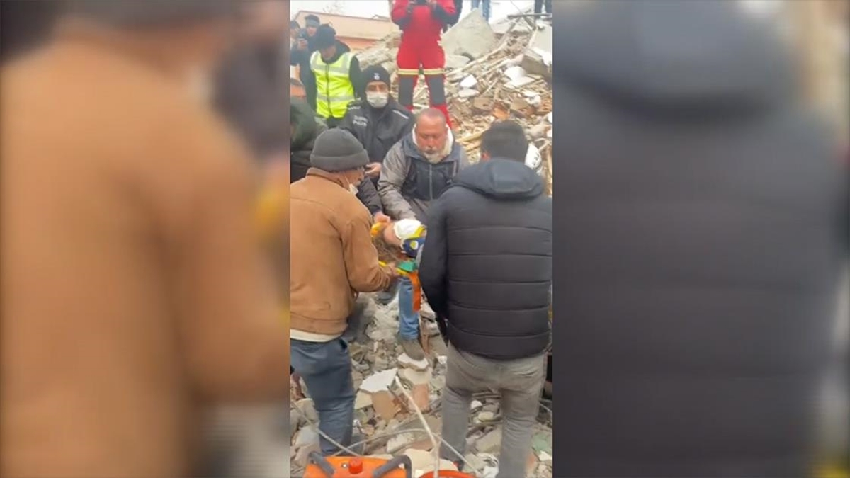 Adıyaman'da Bir Kadın İle Çocuk Depremden 102 Saat Sonra Enkazdan Kurtarıldı