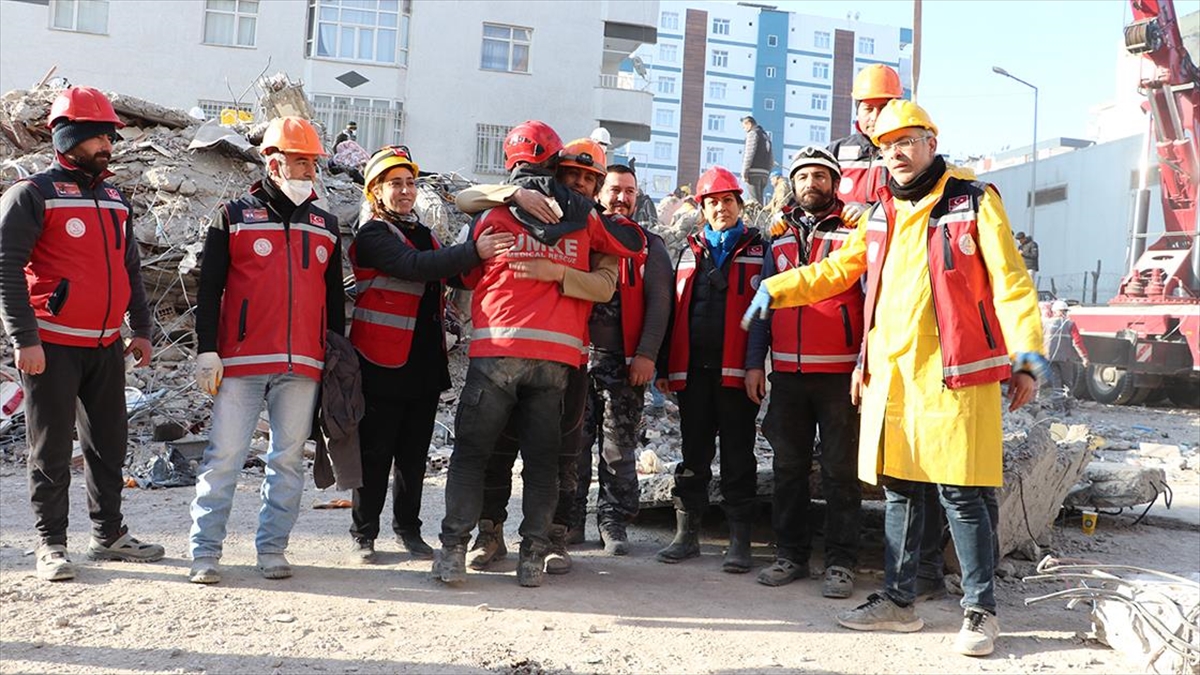 Diyarbakır'da Enkazdan Çıkarılan Anne Ve Oğlunun Sesini İlk Duyan Ekip Yaşadıklarını Anlattı